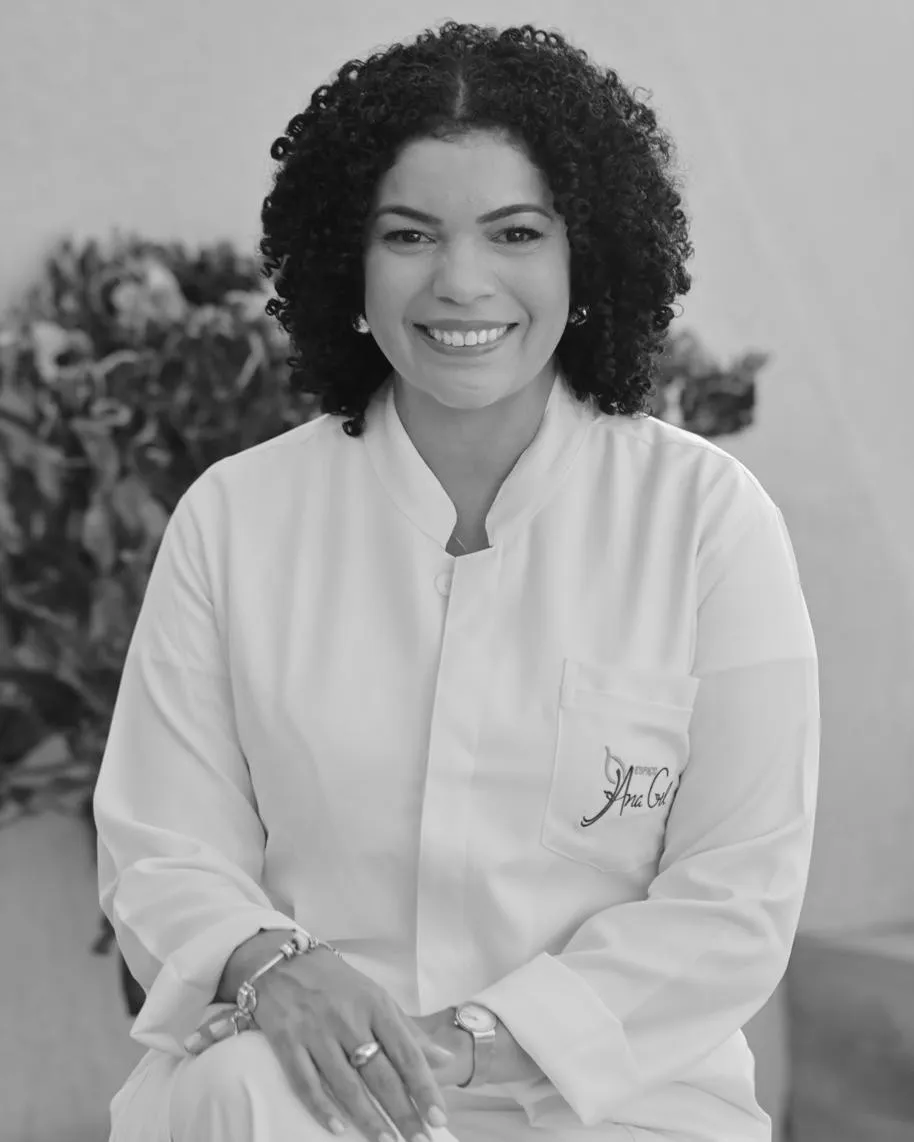 Dra. Ana Gil, de jaleco, na clínica Espaço Ana Gil